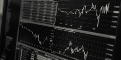 Ibovespa abre trimestre no azul, com mercado atento a dados econômicos