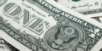 Dólar recua 1,46%, a R$ 5,79, mas riscos políticos seguem pressionando