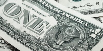 Dólar sobe 1,00% em meio a aversão a risco no exterior