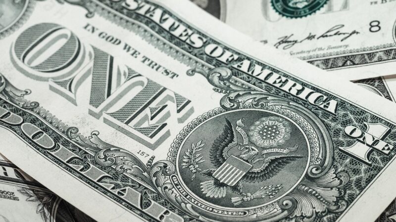 Dólar sobe 1,00% em meio a aversão a risco no exterior