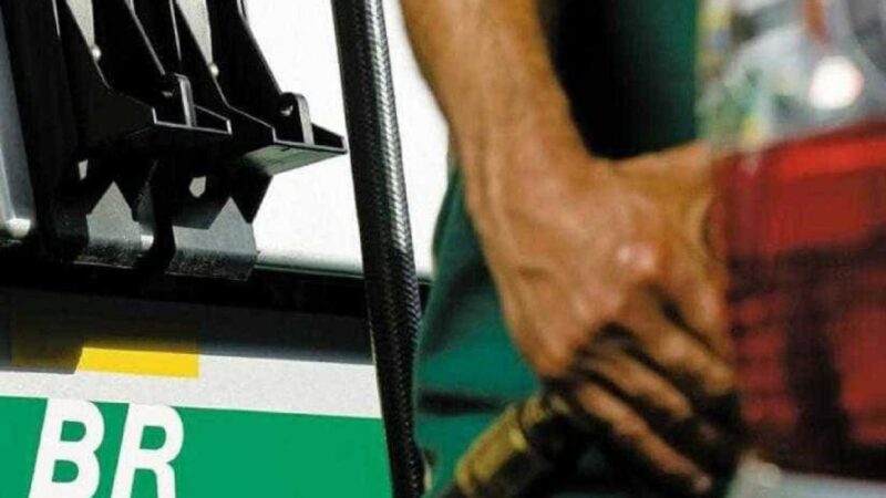 Petrobras (PETR4) volta a aumentar os preços da gasolina e do diesel