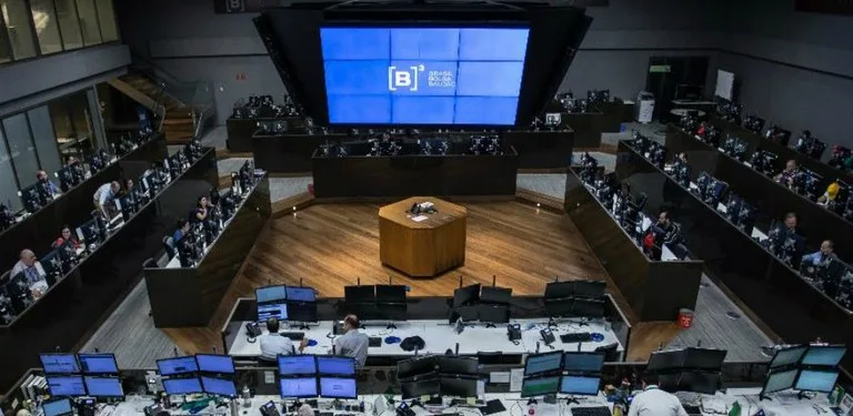 Ibovespa arranca 2,23%, superando os 115 mil pts. e fecha semana no azul