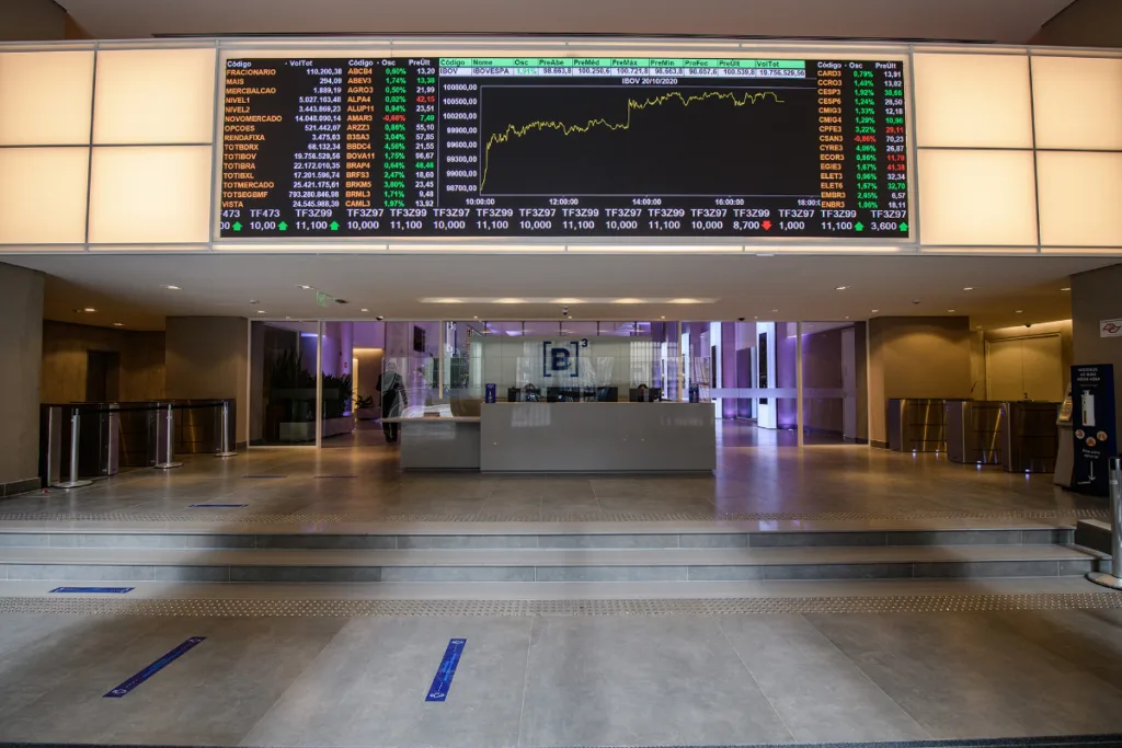 Ibovespa fecha em alta de 1,3% com exterior favorável; Bradesco (BBDC4) sobe 5%