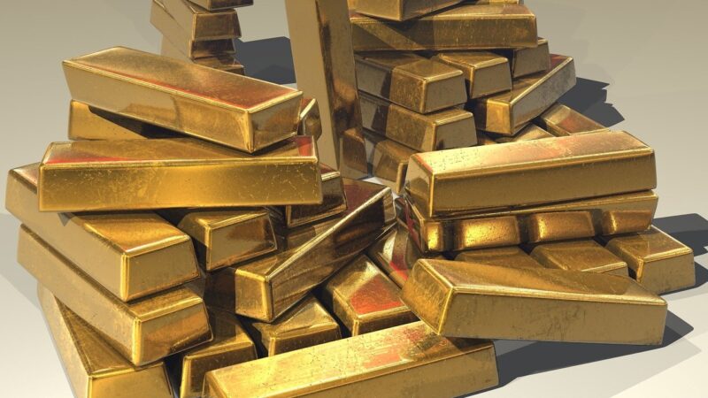 Ouro encerra em alta, impulsionado pelo recuo do dólar