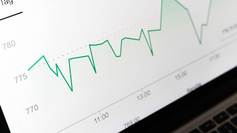 Ibovespa avança com agito no varejo; Lojas Renner (LREN3) e C&A (CEAB3) disparam