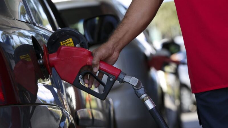 Petrobras (PETR4) anuncia nova alta no preço dos combustíveis
