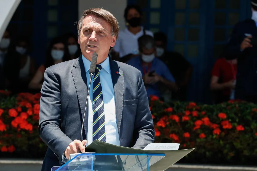 Bolsonaro defende limite ao ICMS para baixar preços dos combustíveis; governadores discordam