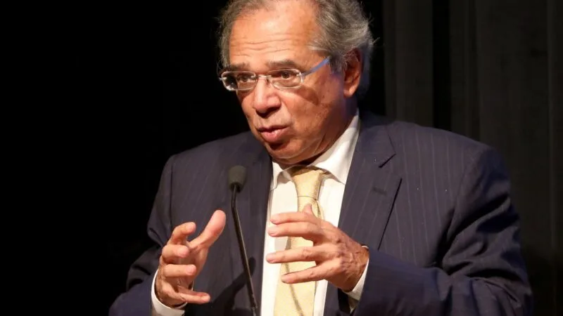 Paulo Guedes é vacinado contra covid-19 com Coronavac