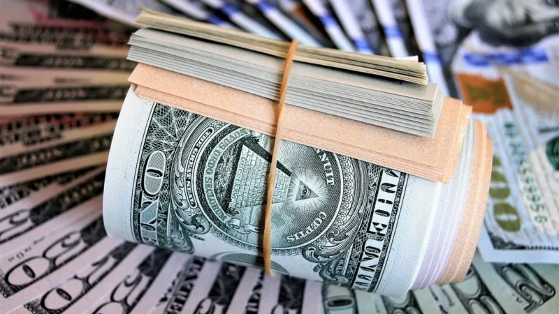 Dólar sobe a R$ 5,06 com nervosismo sobre inflação por guerra e combustíveis