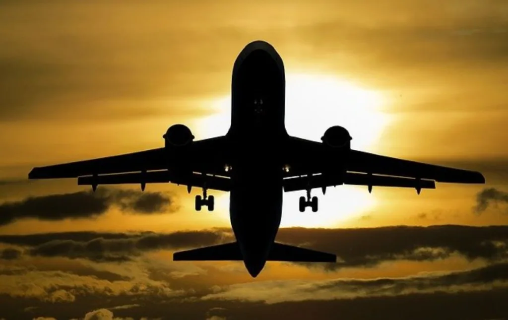 Companhias aéreas, como a Gol, e de turismo, como a CVC, são destaques nesta terça
