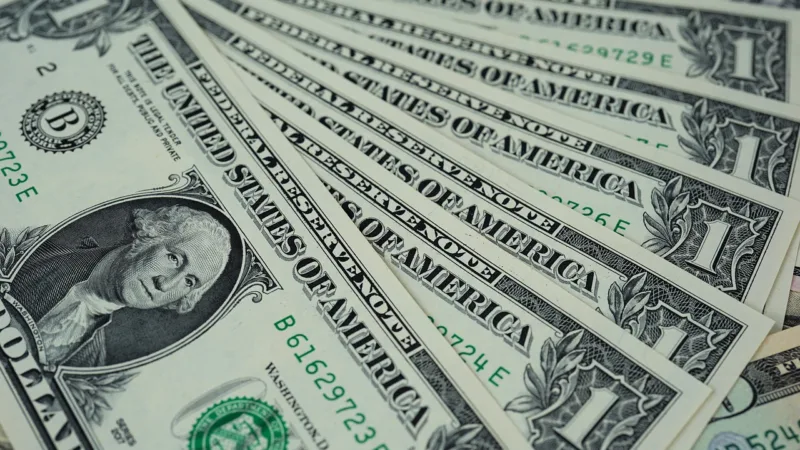 Dólar cai e fecha cotado a R$ 5,0280, pressionado por commodities