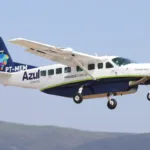 Azul (AZUL4) encerra operações em 13 cidades e ações caem; entenda