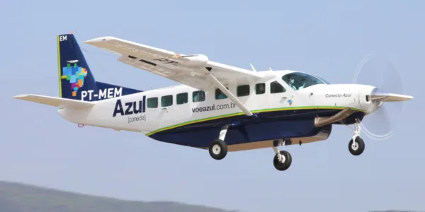 Azul (AZUL4) encerra operações em 13 cidades e ações caem; entenda
