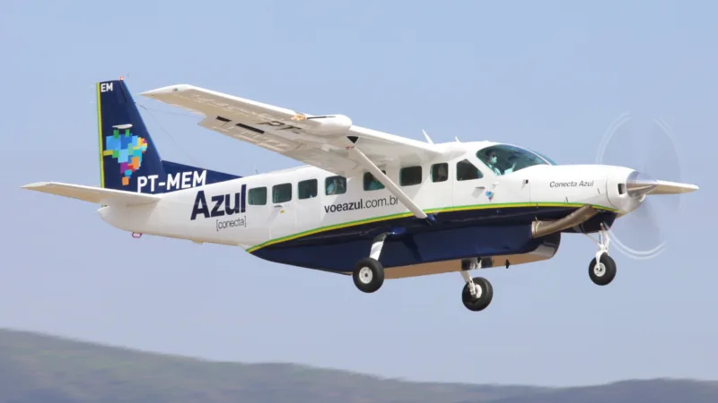 Azul (AZUL4) encerra operações em 13 cidades e ações caem; entenda