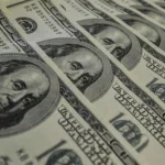 Dólar despenca e atinge o menor valor desde junho de 2024: Como isso pode impactar seu bolso?