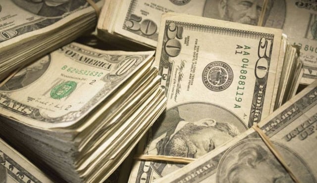 Dólar encerra em alta de 1,66%, a R$ 5,77 com pacote fiscal dos EUA