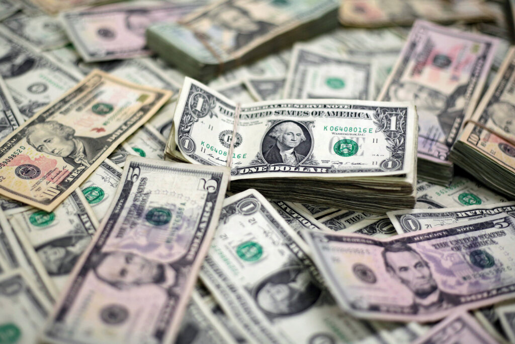 O dólar encerrou o pregão desta quinta-feira (18) em queda de 0,30%, negociado a R$ 5,569.
