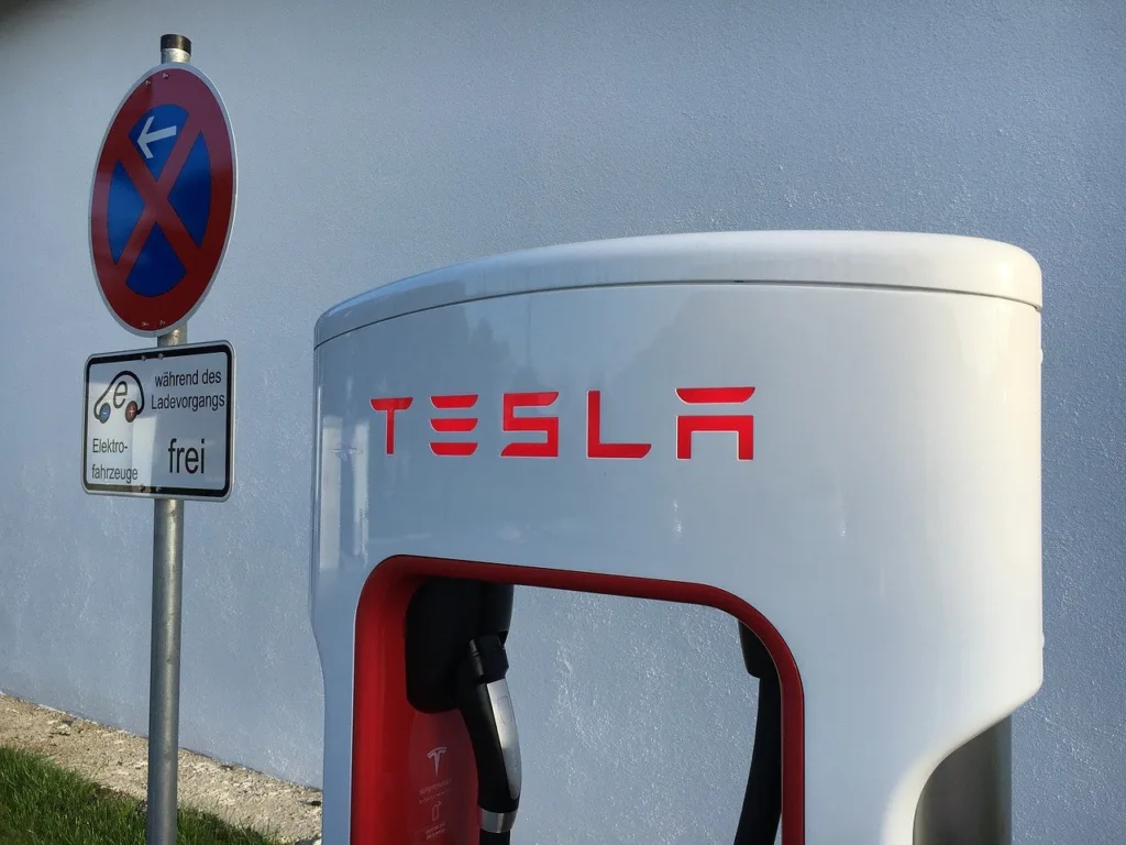 Tesla, montadora de Elon Musk, segue no topo das ações mais negociadas, porém perde o Top 1 nos BDRs - Foto: Pixabay
