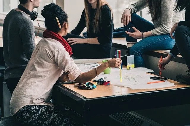 Projeto de lei que pune discriminação salarial contra mulheres tem impasse