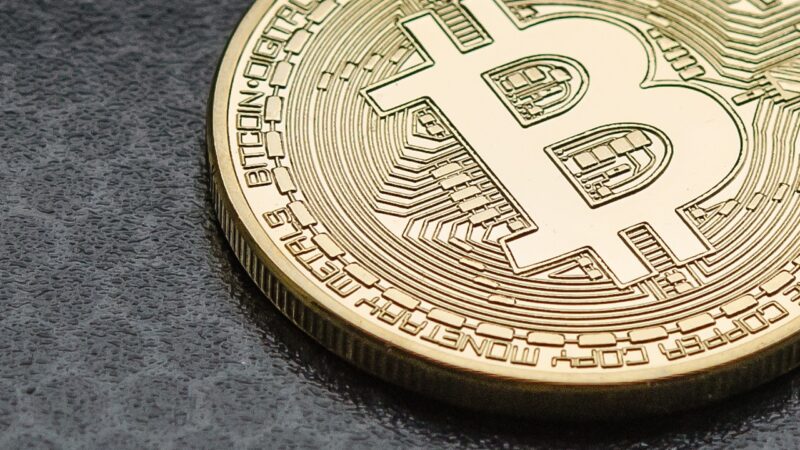 Após afundar 7% no fim de semana, preço do bitcoin se estabiliza em US$ 35 mil