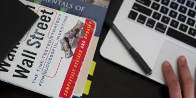 Confira 5 livros sobre mercado financeiro e 5 ações pelo mesmo preço