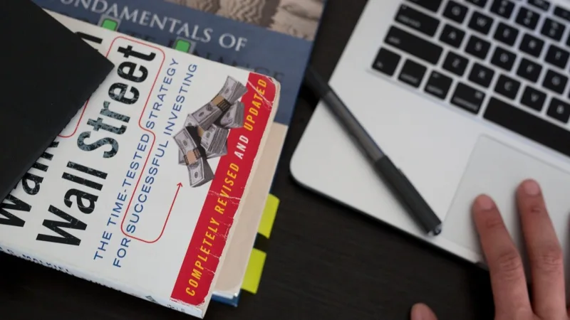 Confira 5 livros sobre mercado financeiro e 5 ações pelo mesmo preço