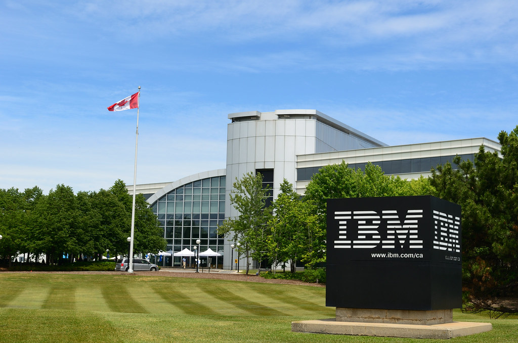 IBM (IBMB34) supera expectativas com lucro de US$ 955 mi no 1º tri