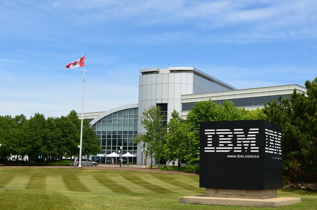 IBM (IBMB34) supera expectativas com lucro de US$ 955 mi no 1º tri