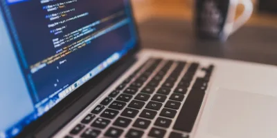 Apple (AAPL34) é chantageada após ataque de ransomware de US$ 50 mi a fornecedora Quanta