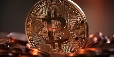 Bitcoin afunda mais de 10% após recuperação de resgate pago a hackers
