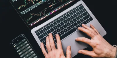 Hering (HGTX3) lidera altas das small caps em abril após compra; confira as 5 que mais subiram