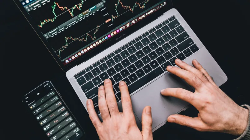 Hering (HGTX3) lidera altas das small caps em abril após compra; confira as 5 que mais subiram