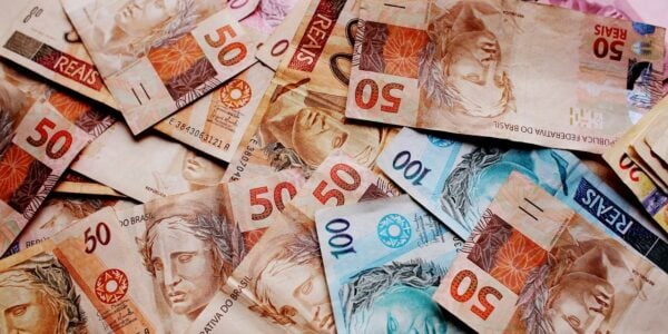 Focus reduz projeções para o IPCA e dólar neste ano; Selic é mantida em 15%