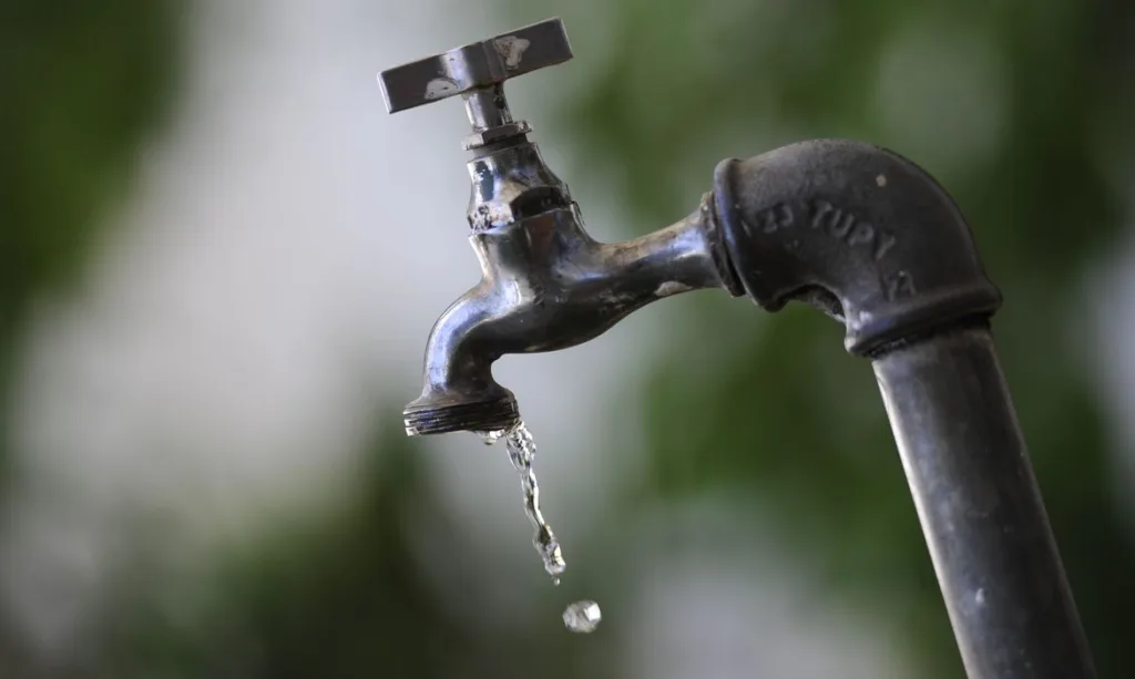 A Sanepar (SAPR11) alertou sobre a situação de emergência hídrica no Paraná e fará rodízio de distribuição.