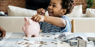 Educação financeira para crianças: 5 dicas para ensinar seus filhos sobre dinheiro