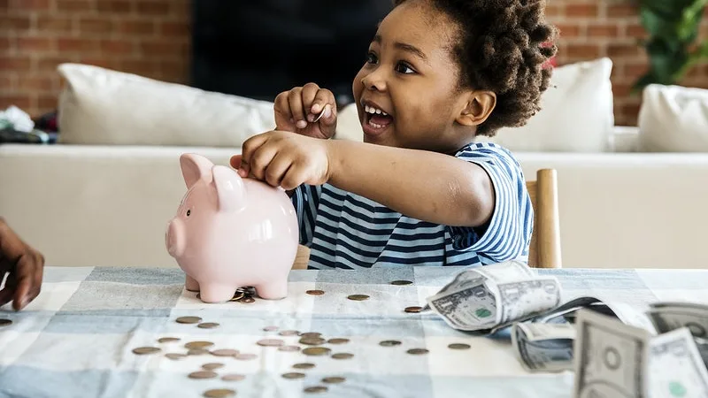 Educação financeira para crianças: 5 dicas para ensinar seus filhos sobre dinheiro
