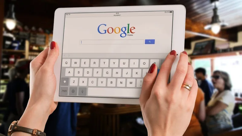 França multa Google e Facebook por gestão de dados de usuários