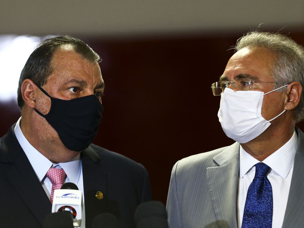 Os senadores Omar Aziz e Renan Calheiros durante entrevista após a instalação da CPI da Pandemia, no Senado Federal.