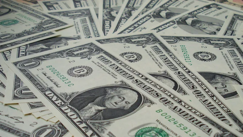 Investimento no exterior chama atenção de fundos de investimentos e dólar ajuda