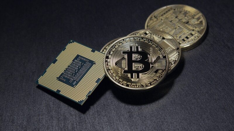 Bitcoin cai 11% em 24h em maior queda desde setembro; mercado de cripto afunda