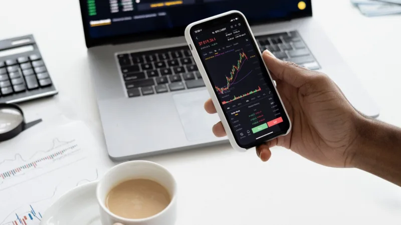 AES Brasil (AESB3) tomba 21% em abril e é a pior small caps no mês; confira as 5 maiores quedas