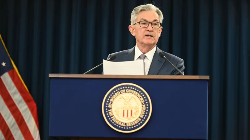 Powell reafirma corte de juros neste ano, mas destaca incertezas em relação à meta