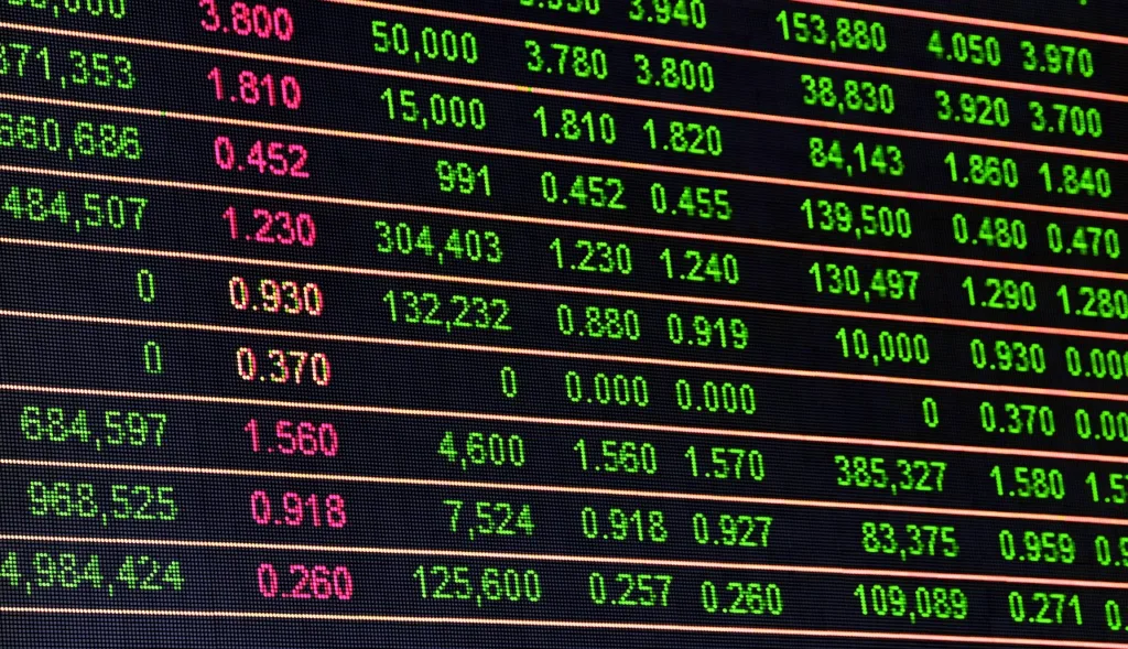 Ao vivo: Ibovespa opera em alta de 0,8% aos 105 mil pontos