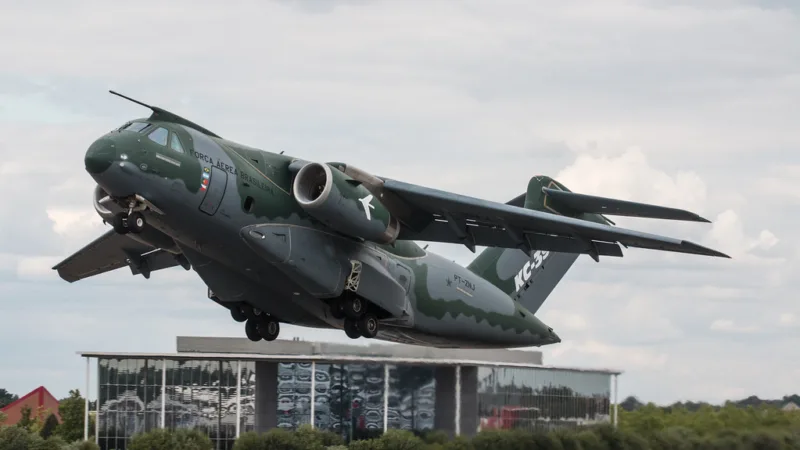 Embraer conclui reabastecimento em voo entre duas aeronaves KC-390 Millennium