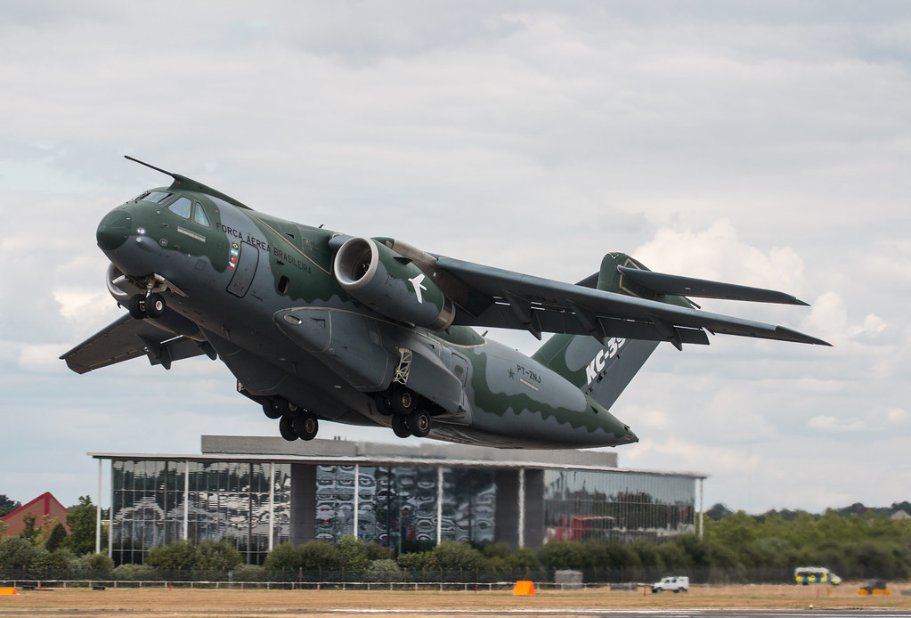 Embraer (EMBR3) conclui reabastecimento em voo entre aeronaves KC-390 Millennium