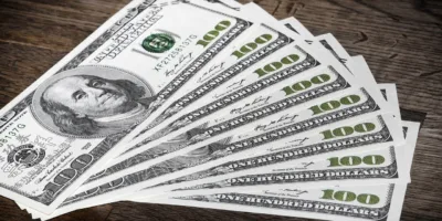Dólar sobe com exterior no radar, após oscilar nos primeiros negócios