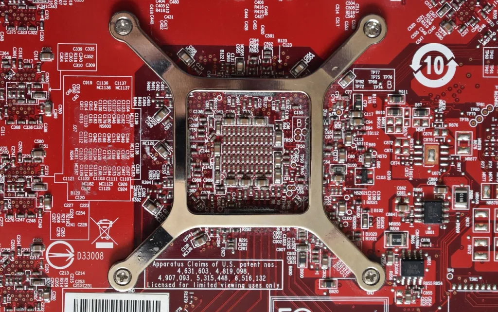 Entenda a crise global de escassez de chips e os efeitos sobre a indústria automotiva e de tech