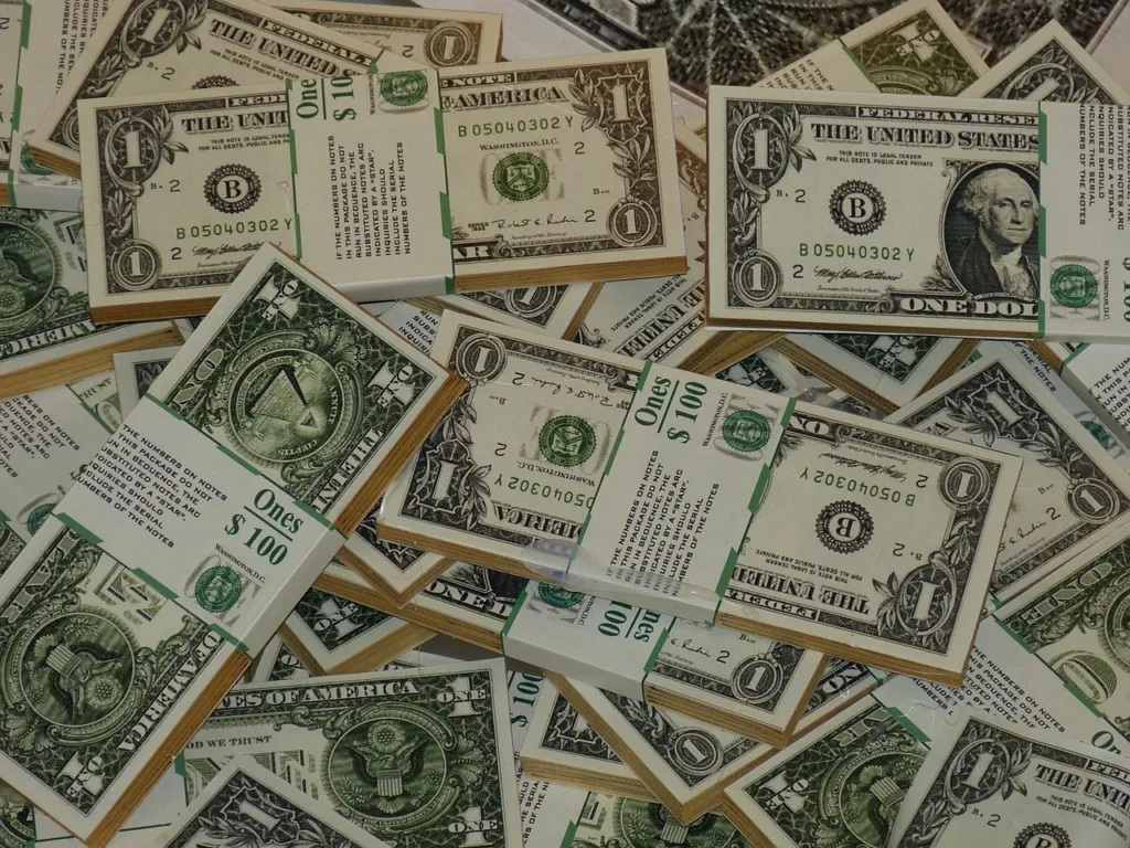 Dólar cai 1,02%, a R$ 5,18, mas semana tem alta de 2,10%
