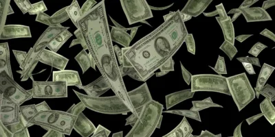 Dólar sobe 0,77%, com predominância de cautela no exterior