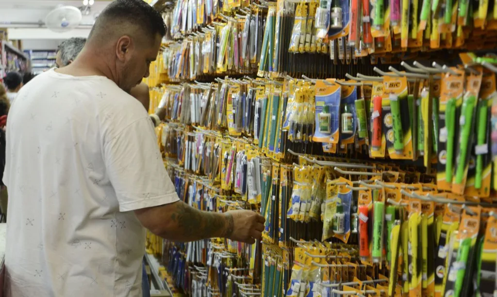 Média móvel trimestral do índice de confiança do consumidor ficou negativa após queda brusca em março - Foto: Rovena Rosa/Arquivo Agência Brasil
